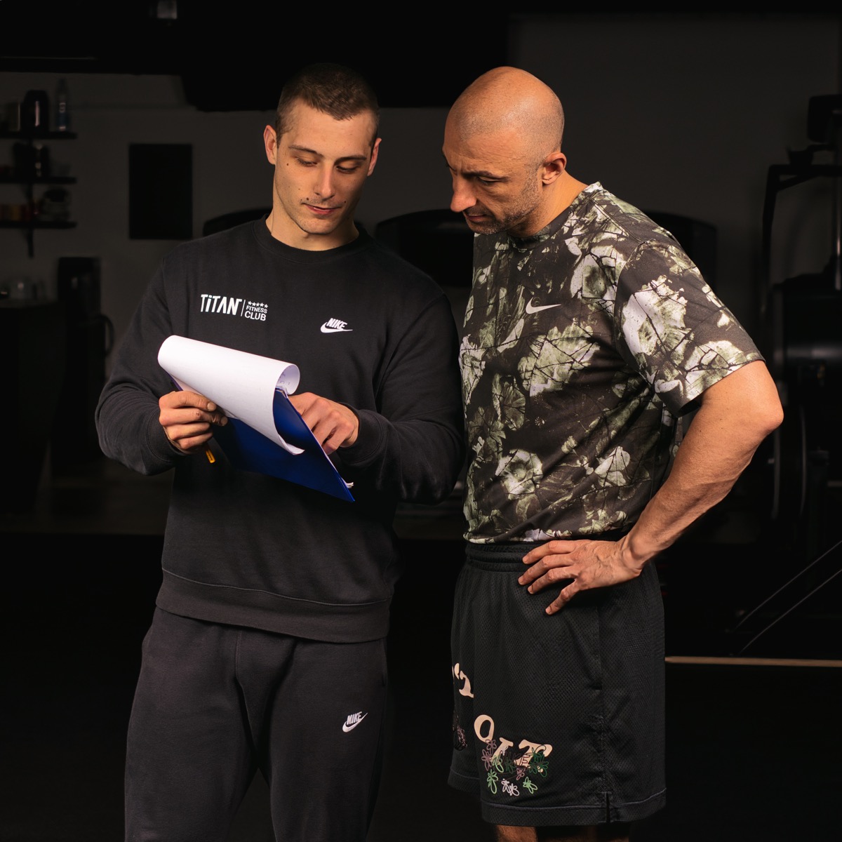 Trener i klijent gledaju rezultate.jpg